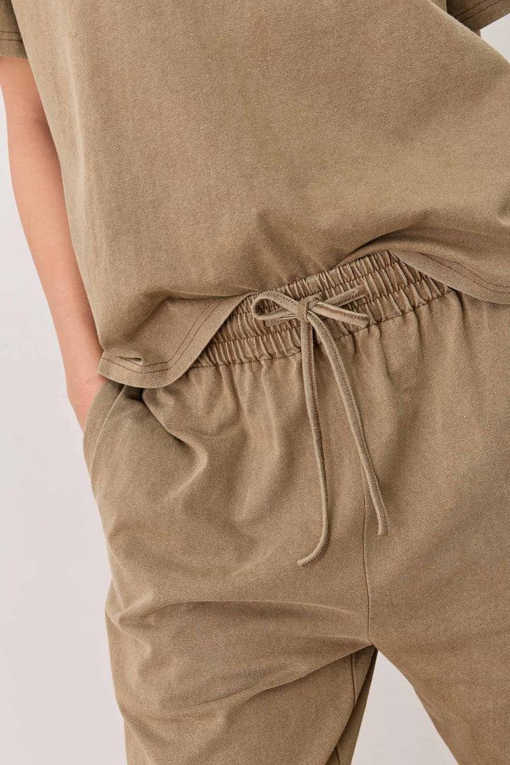 מכנסי מייקי וואש גזרה ישרה | חום