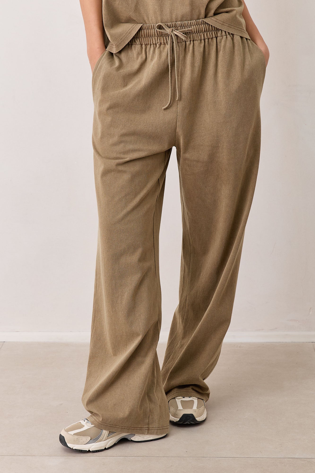 מכנסי מייקי וואש גזרה ישרה | חום