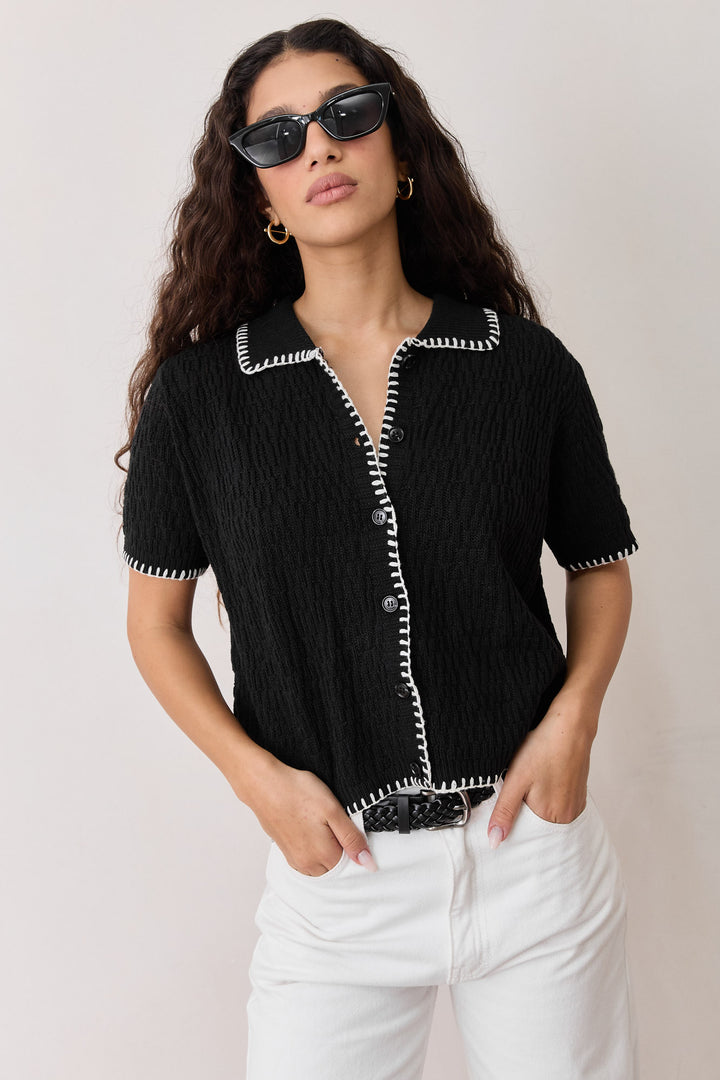 מכופתרת נסיה בד סריג דיטייל תיפורים | שחור/לבן