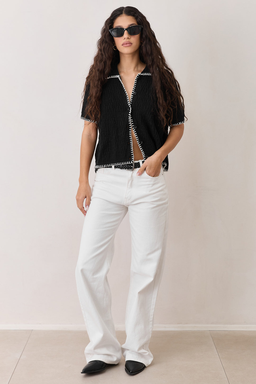 מכופתרת נסיה בד סריג דיטייל תיפורים | שחור/לבן