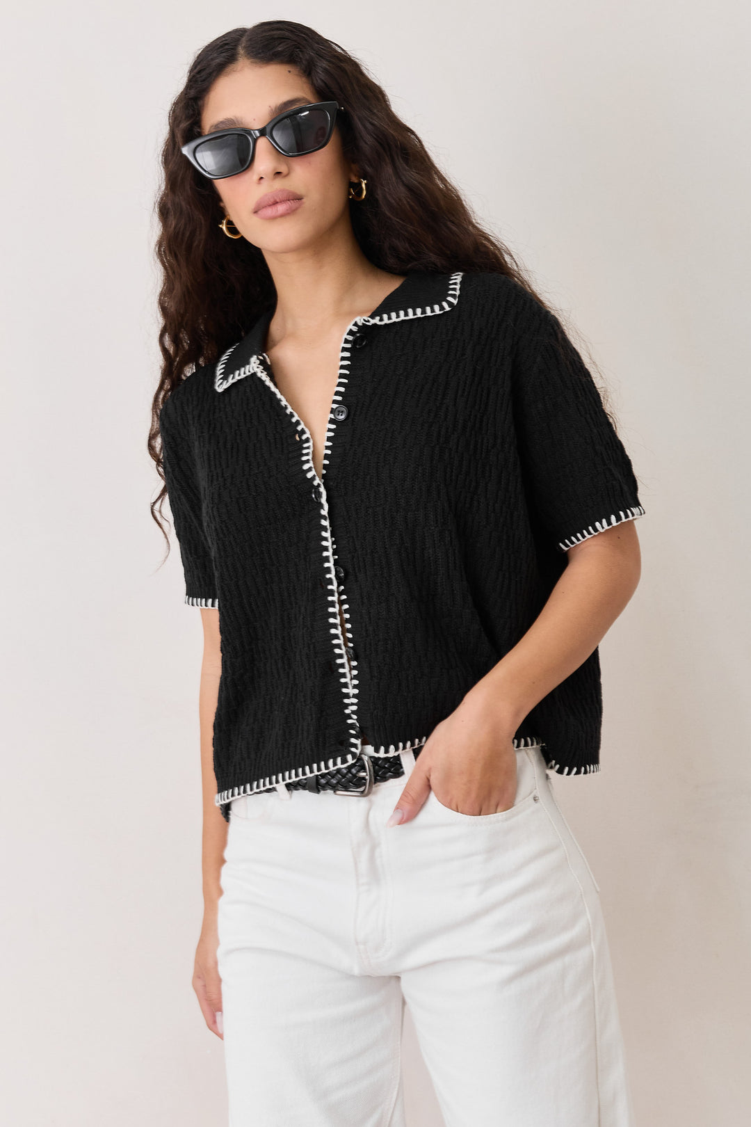 מכופתרת נסיה בד סריג דיטייל תיפורים | שחור/לבן