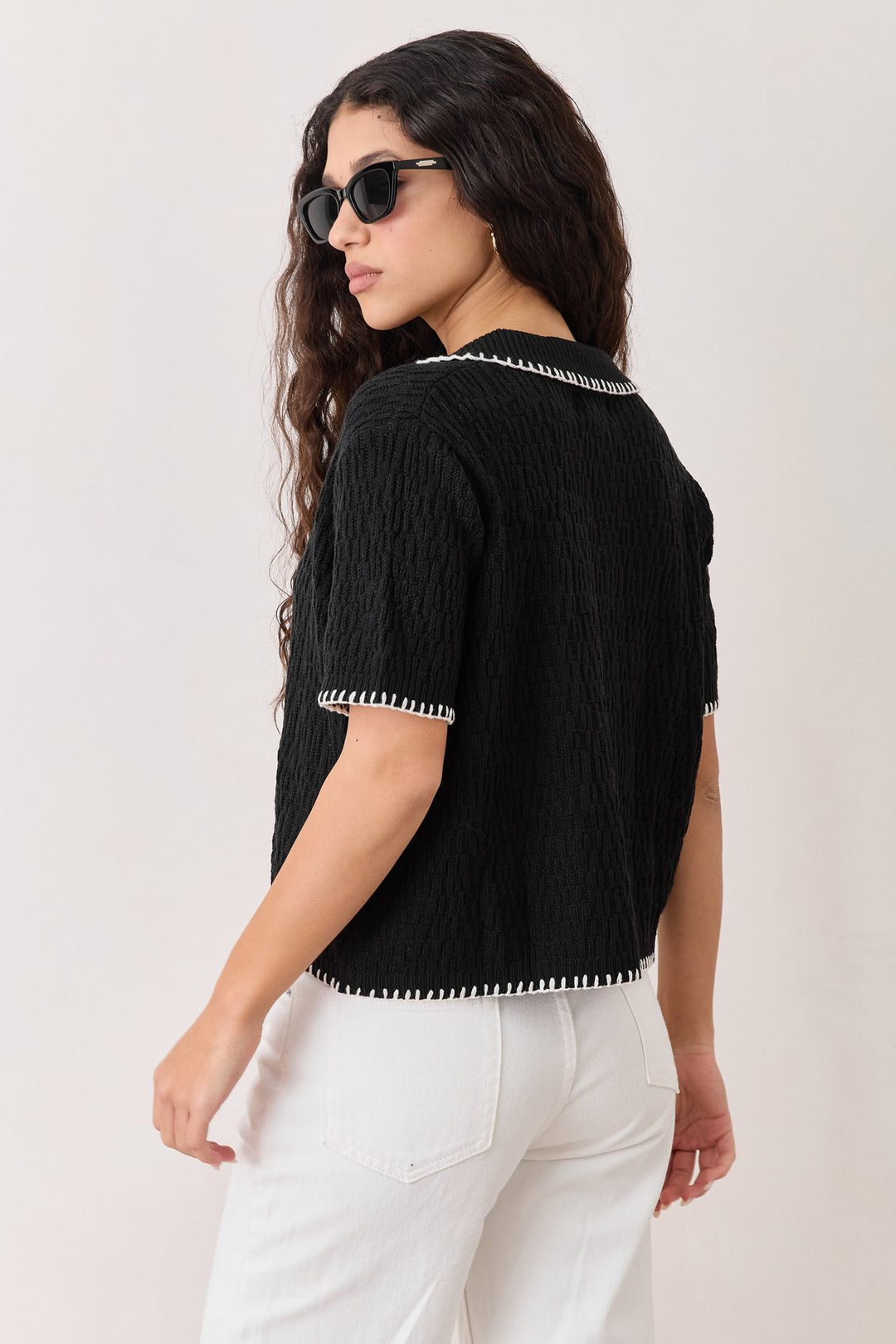 מכופתרת נסיה בד סריג דיטייל תיפורים | שחור/לבן