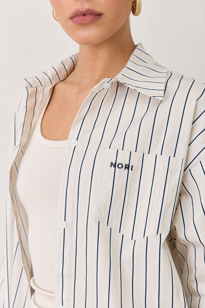 מכופתרת בל סטרייפס רקמת לוגו | שמנת/שחור