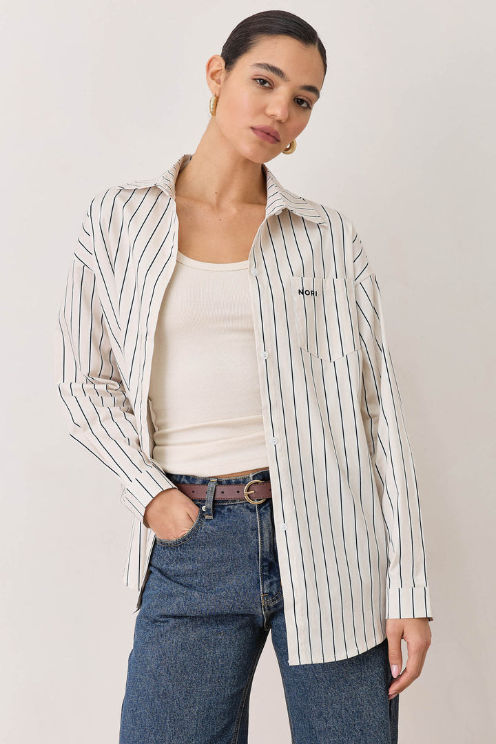 מכופתרת בל סטרייפס רקמת לוגו | שמנת/שחור