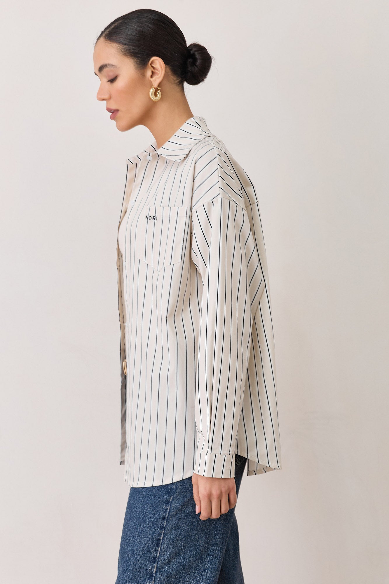 מכופתרת בל סטרייפס רקמת לוגו | שמנת/שחור