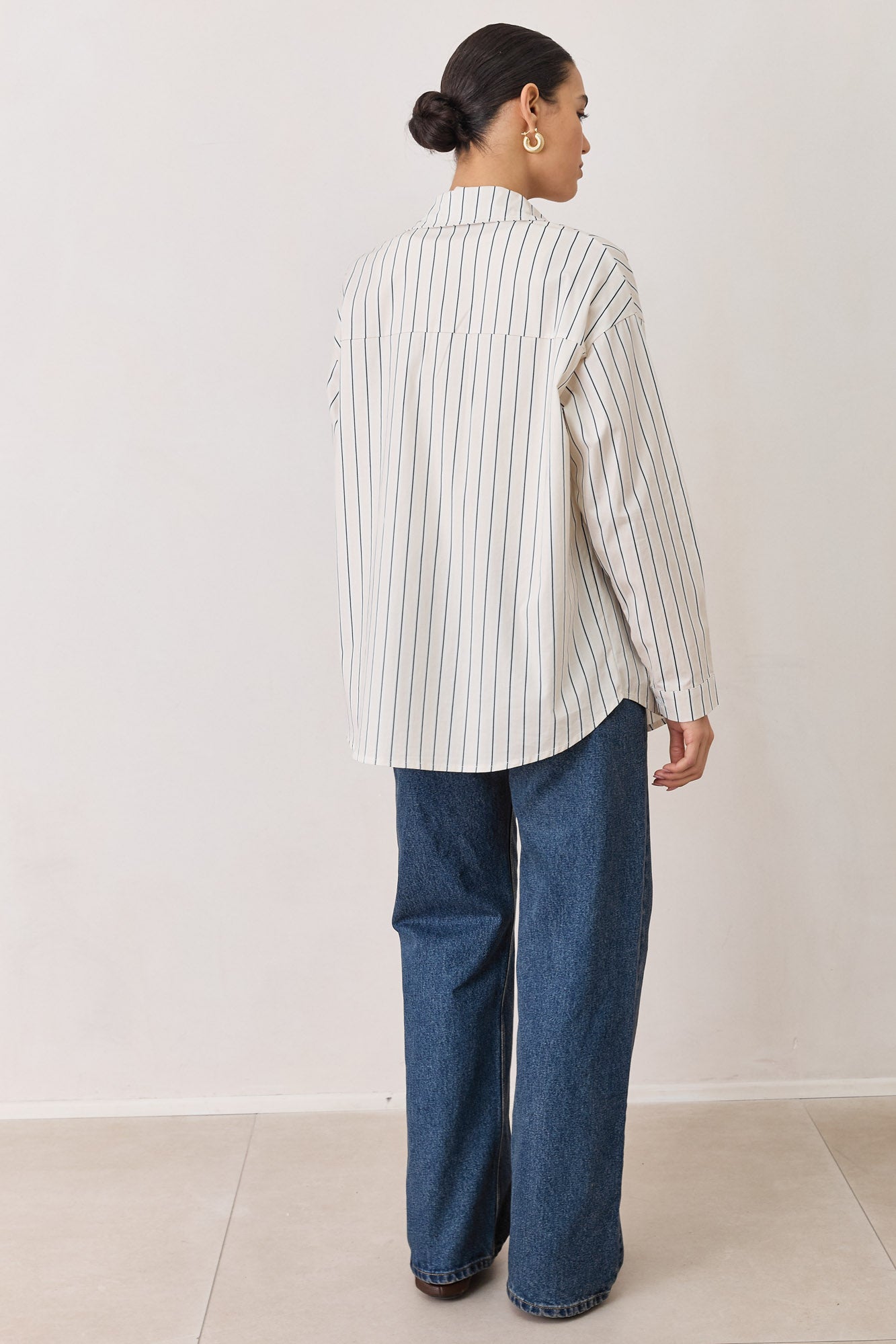 מכופתרת בל סטרייפס רקמת לוגו | שמנת/שחור