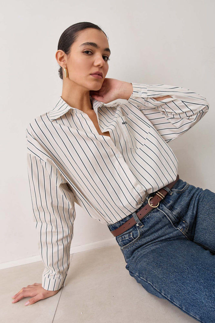 מכופתרת בל סטרייפס רקמת לוגו | שמנת/שחור