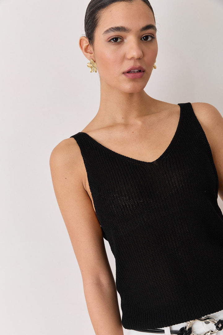 גופיית וי סברינה בד סריג דק | שחור