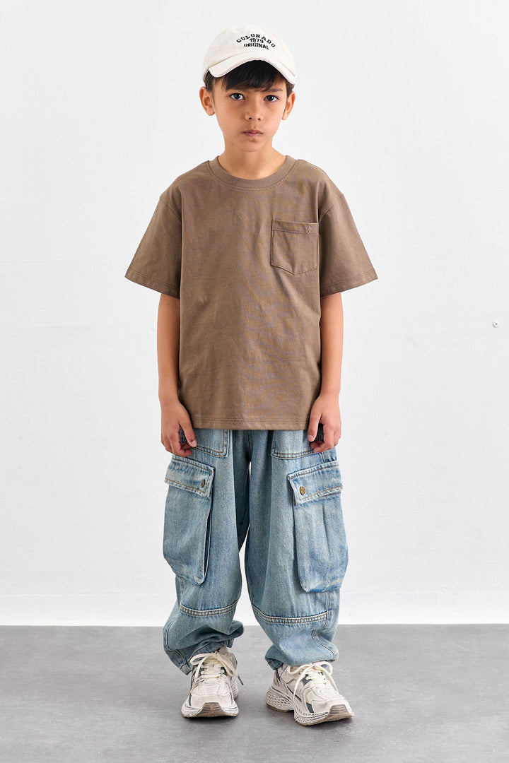 טי שירט בגזרת אוברסייז ורקמת לוגו | חום