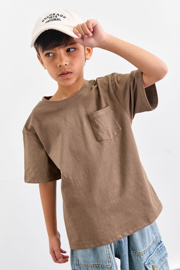 טי שירט בגזרת אוברסייז ורקמת לוגו | חום