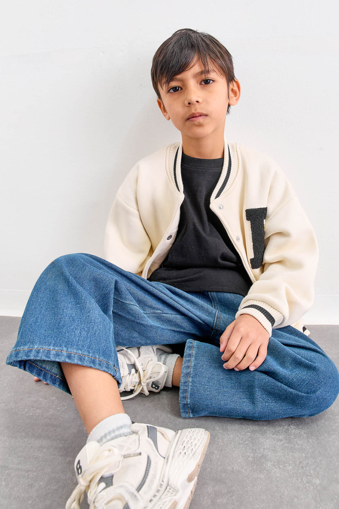 ג'ינס בגזרה ישרה עם גומי במותן | ג'ינס