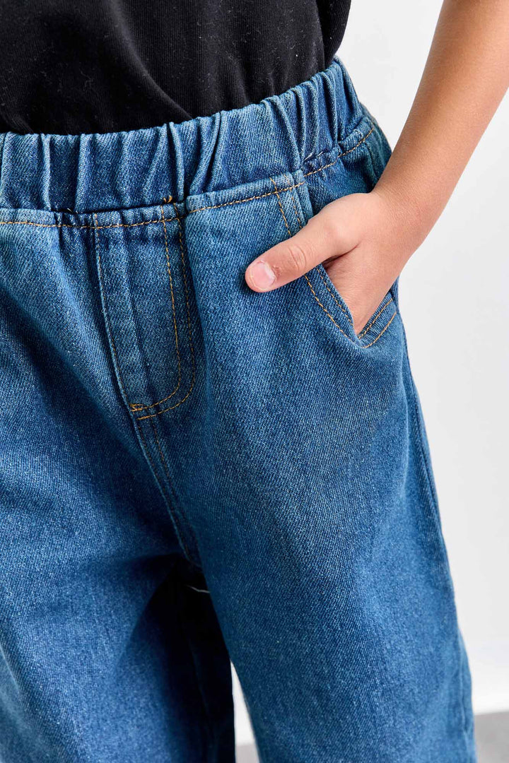 ג'ינס בגזרה ישרה עם גומי במותן | ג'ינס