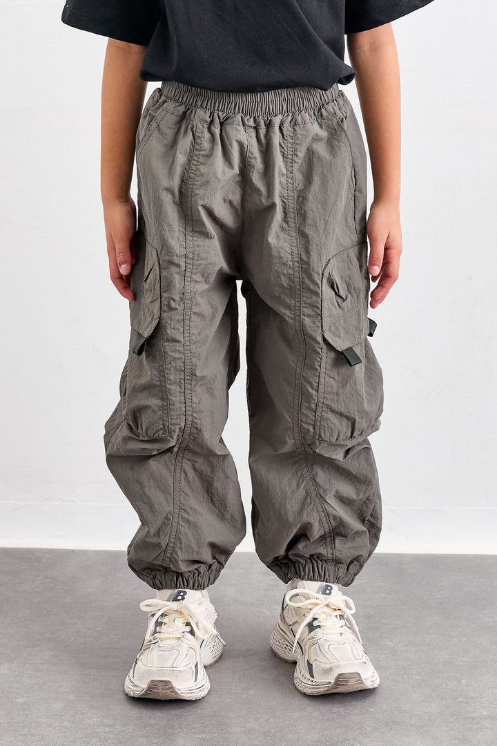 מכנסי ניילון עם כיסים וסיומת גומי | ירוק