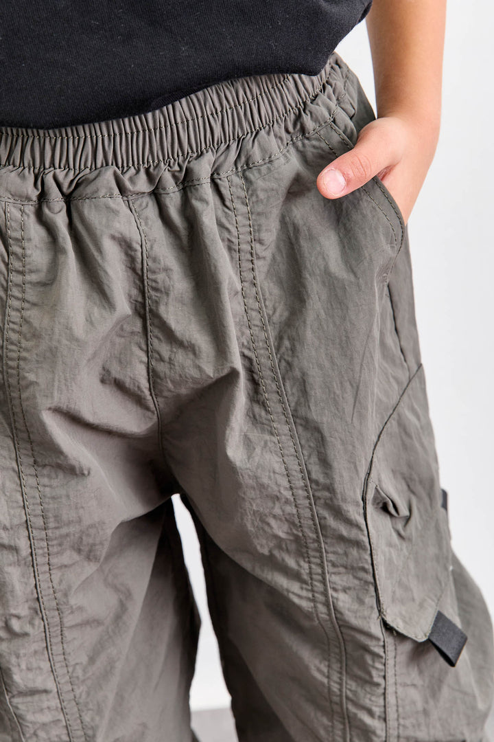 מכנסי ניילון עם כיסים וסיומת גומי | ירוק