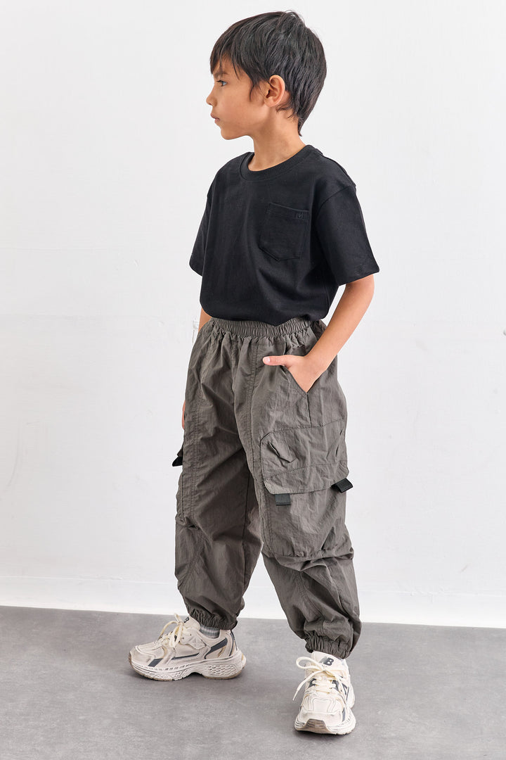 מכנסי ניילון עם כיסים וסיומת גומי | ירוק