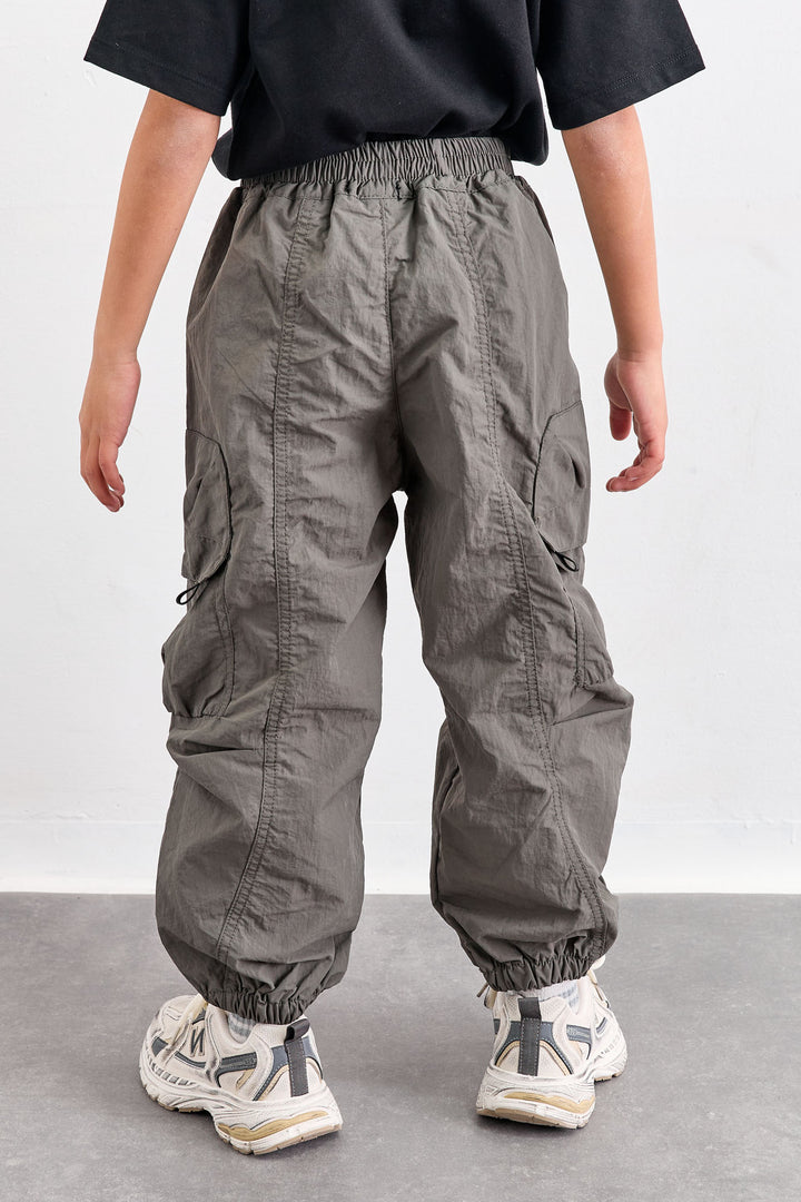 מכנסי ניילון עם כיסים וסיומת גומי | ירוק