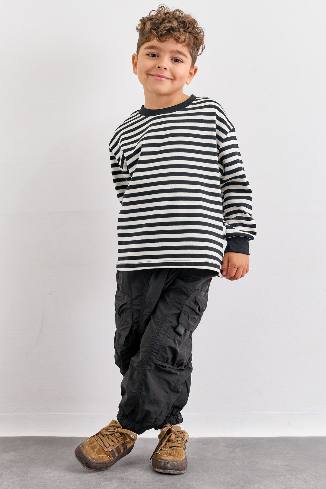 מכנסי ניילון עם כיסים וסיומת גומי | שחור