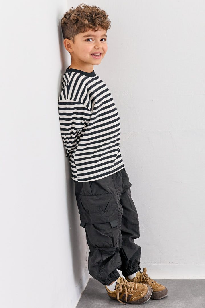 מכנסי ניילון עם כיסים וסיומת גומי | שחור