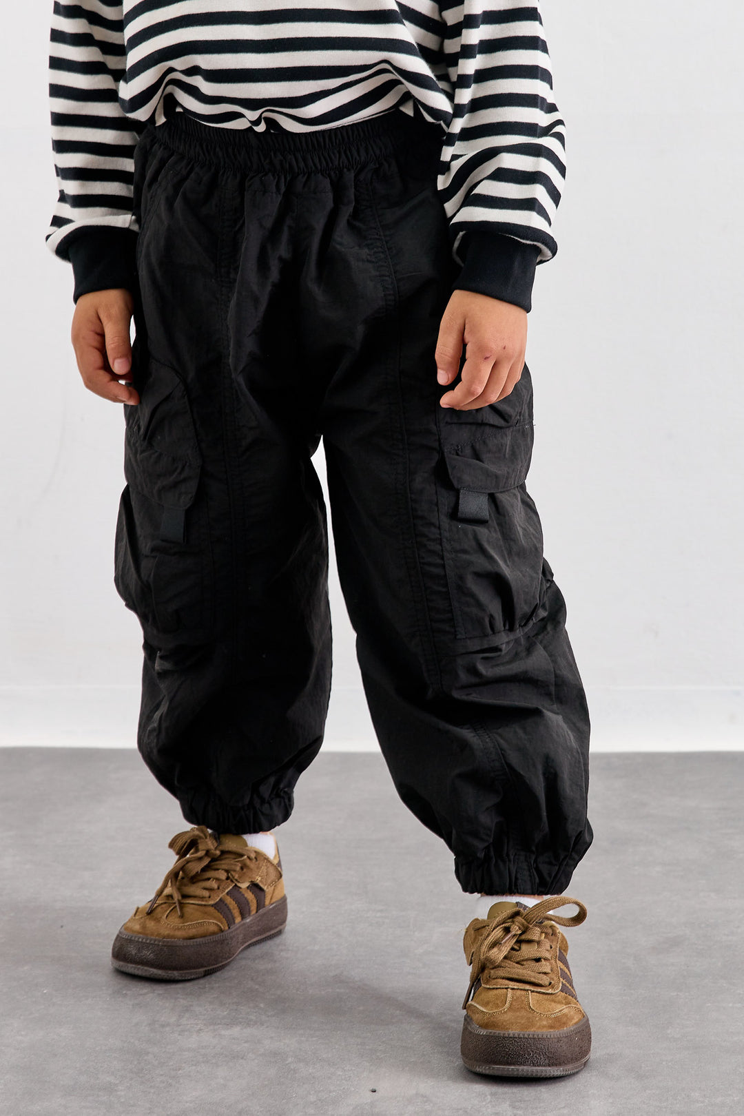 מכנסי ניילון עם כיסים וסיומת גומי | שחור