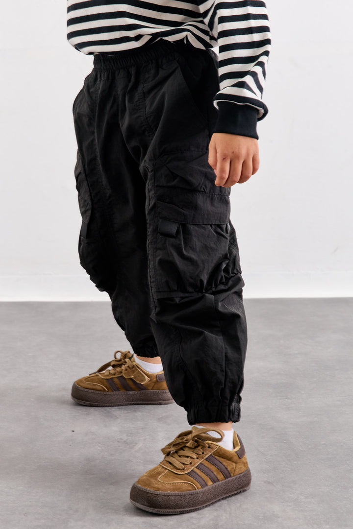 מכנסי ניילון עם כיסים וסיומת גומי | שחור