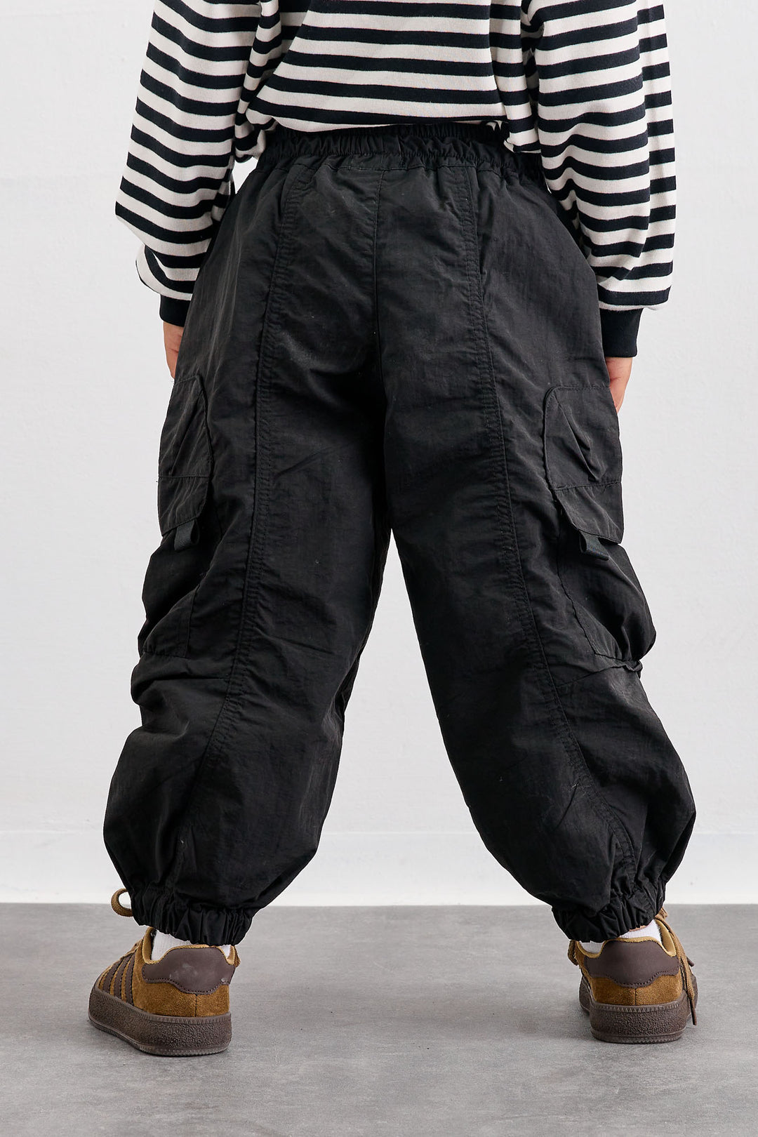 מכנסי ניילון עם כיסים וסיומת גומי | שחור