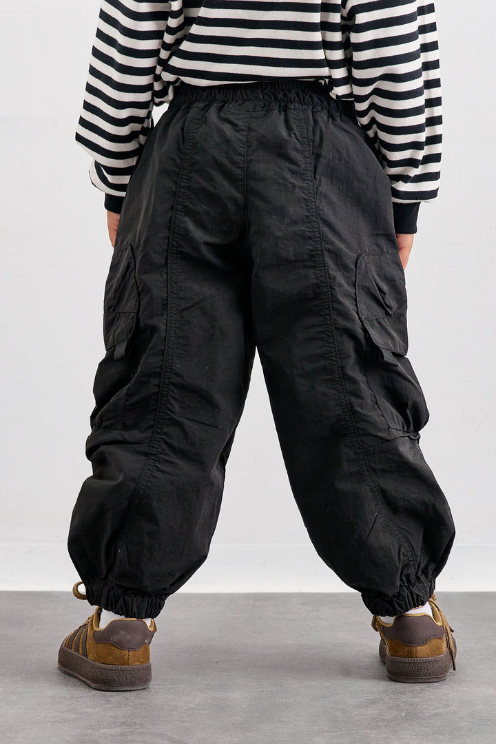 מכנסי ניילון עם כיסים וסיומת גומי | שחור