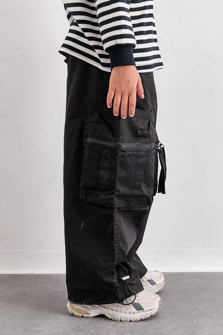 מכנסי ניילון בגזרה ישרה עם כיסים | שחור