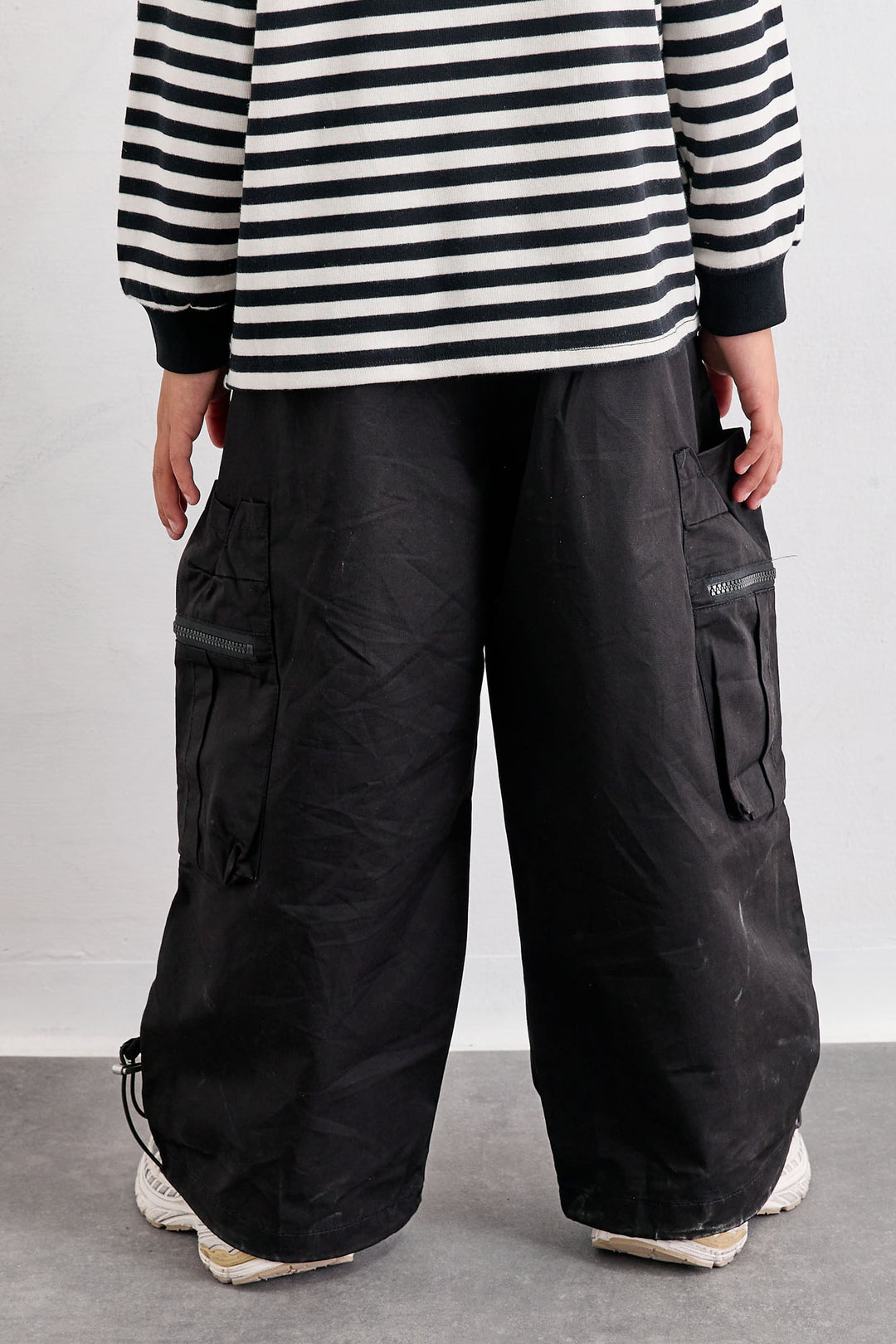 מכנסי ניילון בגזרה ישרה עם כיסים | שחור