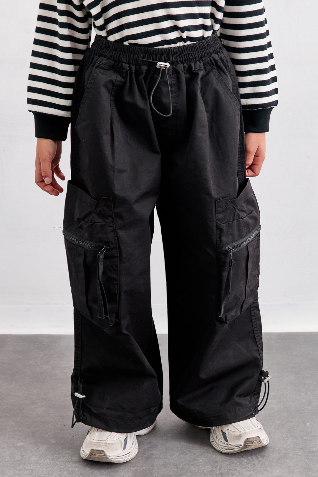 מכנסי ניילון בגזרה ישרה עם כיסים | שחור