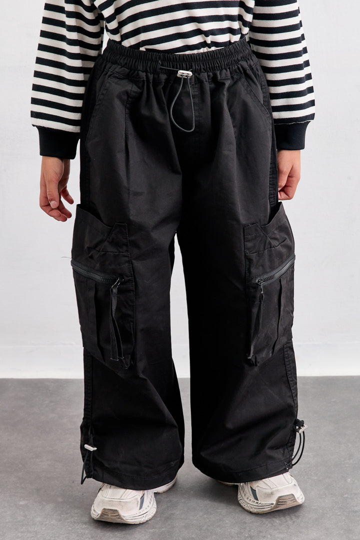 מכנסי ניילון בגזרה ישרה עם כיסים | שחור