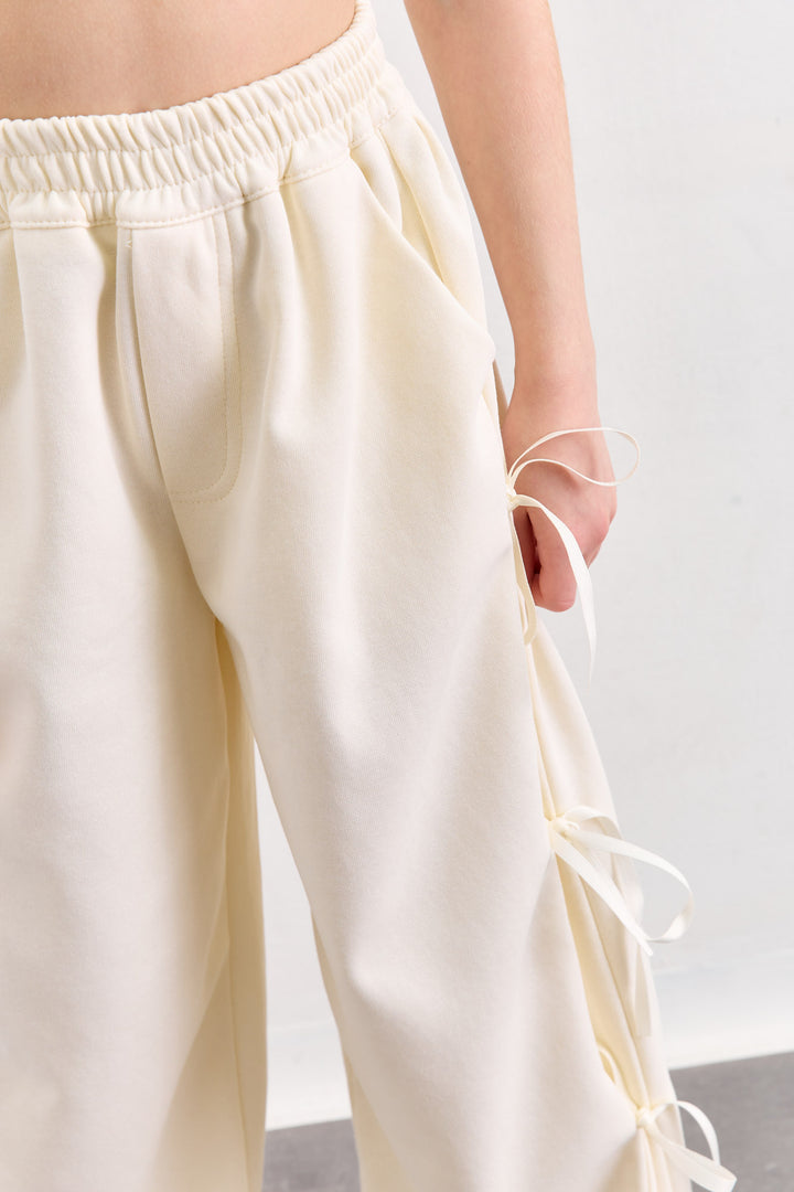 מכנסיים ארוכים עם קשירות וגומי במותן | קרם
