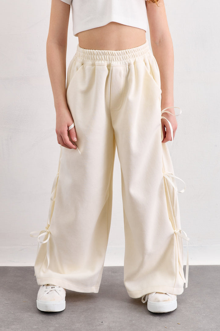 מכנסיים ארוכים עם קשירות וגומי במותן | קרם