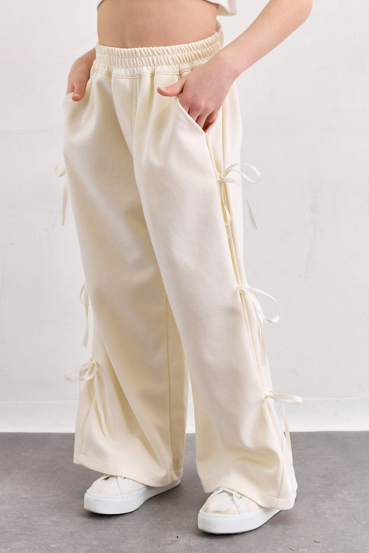 מכנסיים ארוכים עם קשירות וגומי במותן | קרם