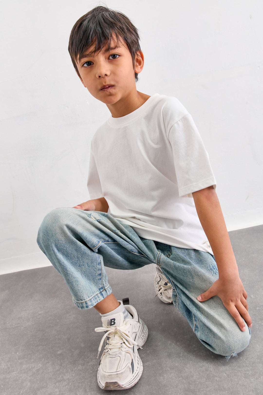 מכנסי ג'ינס משופשפים גומי במותן | ג'ינס