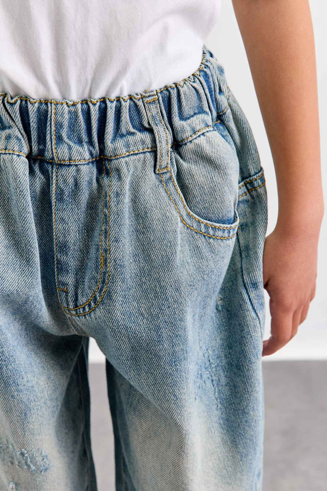 מכנסי ג'ינס משופשפים גומי במותן | ג'ינס