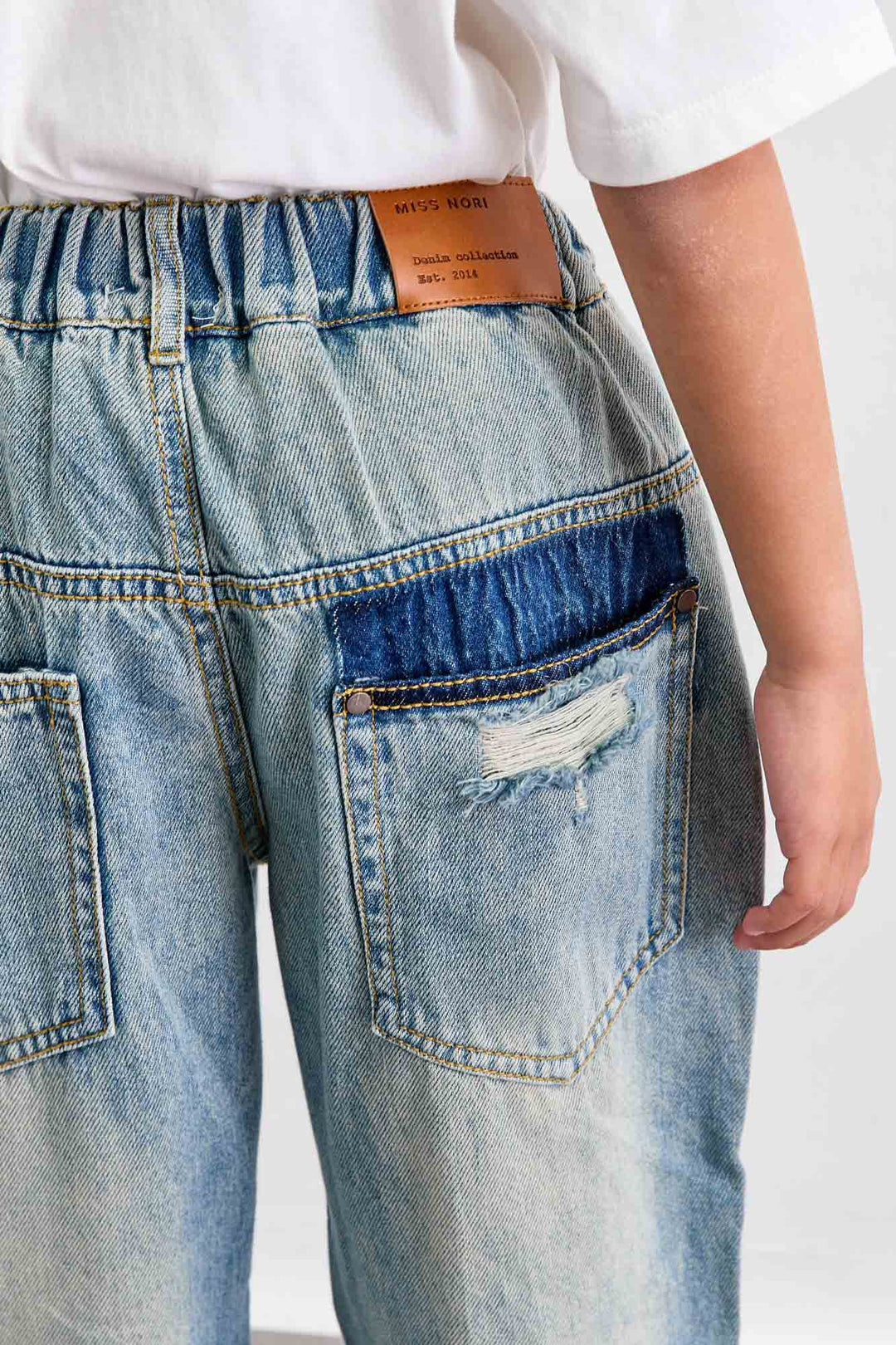 מכנסי ג'ינס משופשפים גומי במותן | ג'ינס