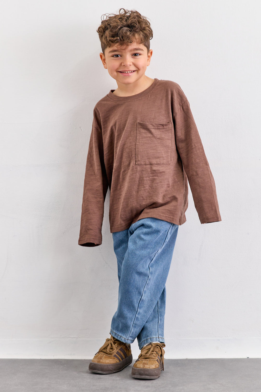 טי שירט צווארון ניקי בשילוב כיס | חום