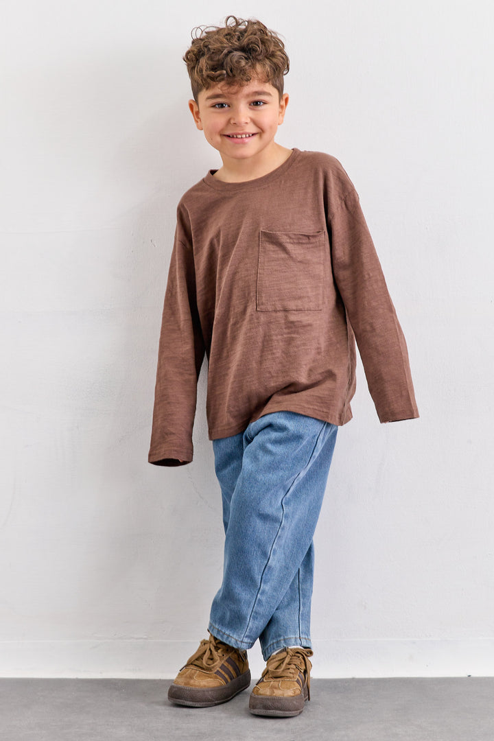 טי שירט צווארון ניקי בשילוב כיס | חום