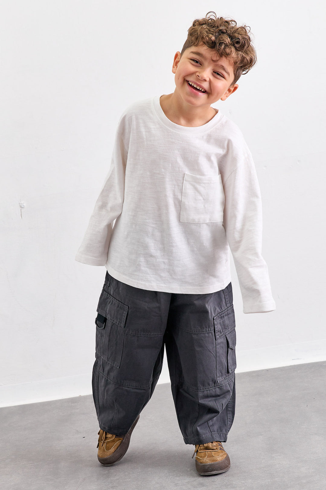 מכנסי ניילון בגזרת בלון עם כיסים | אפור