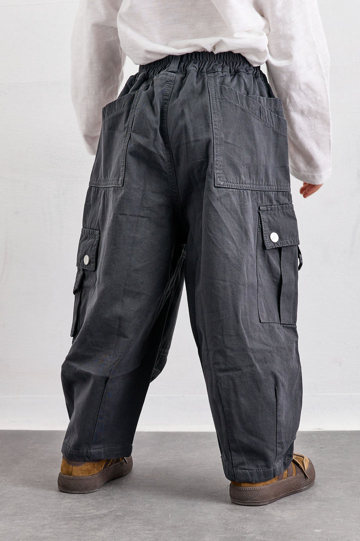 מכנסי ניילון בגזרת בלון עם כיסים | אפור