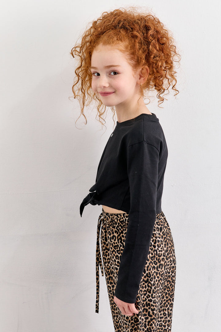 חולצה בגזרת קרופ עם קשירה | שחור