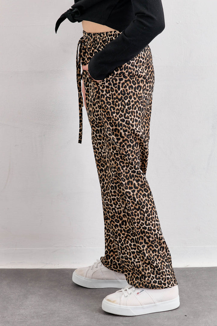 מכנסיים מנומרים בשילוב גומי במותן | מנומר