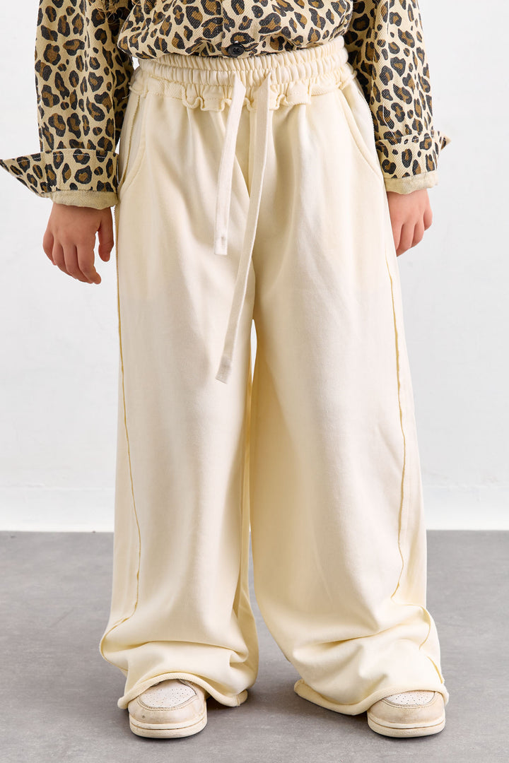 מכנסי פרנץ' טרי סיומת גזורה | קרם