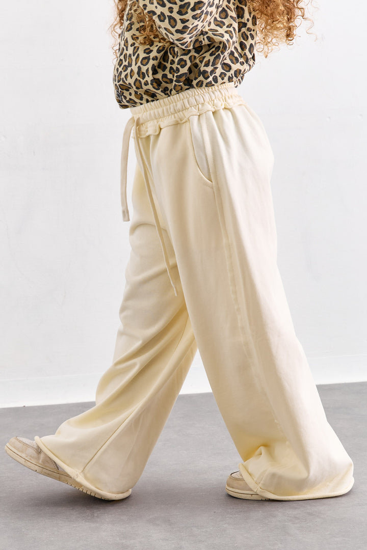 מכנסי פרנץ' טרי סיומת גזורה | קרם