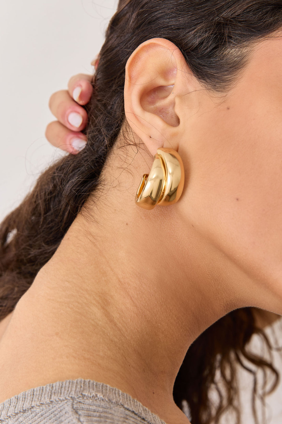 עגילי חישוק ארי מוזהבים | זהב