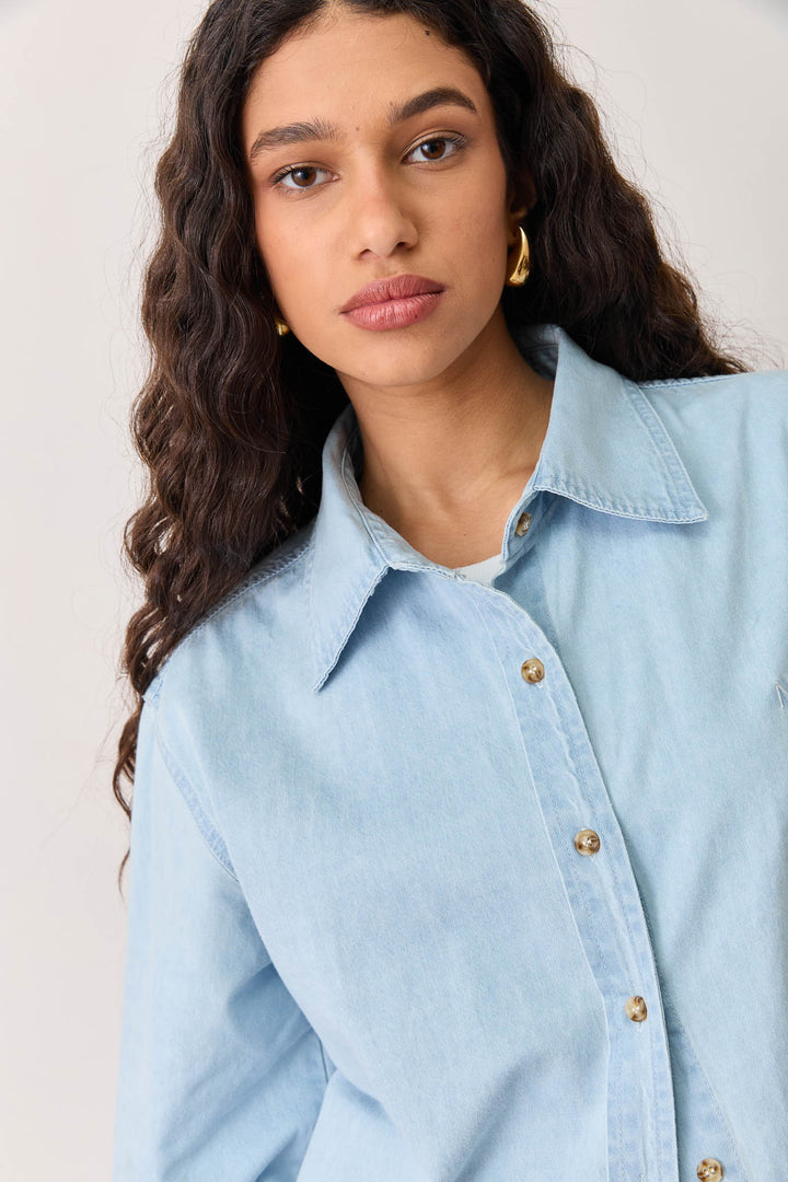 מכופתרת סטנלי דנים רקמת לוגו | ג'ינס בהיר