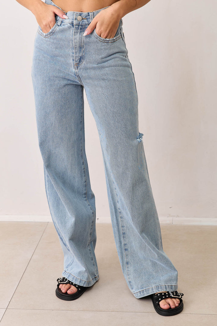 ג'ינס פרנקי גזרה ישרה בשילוב קרעים | ג'ינס בהיר