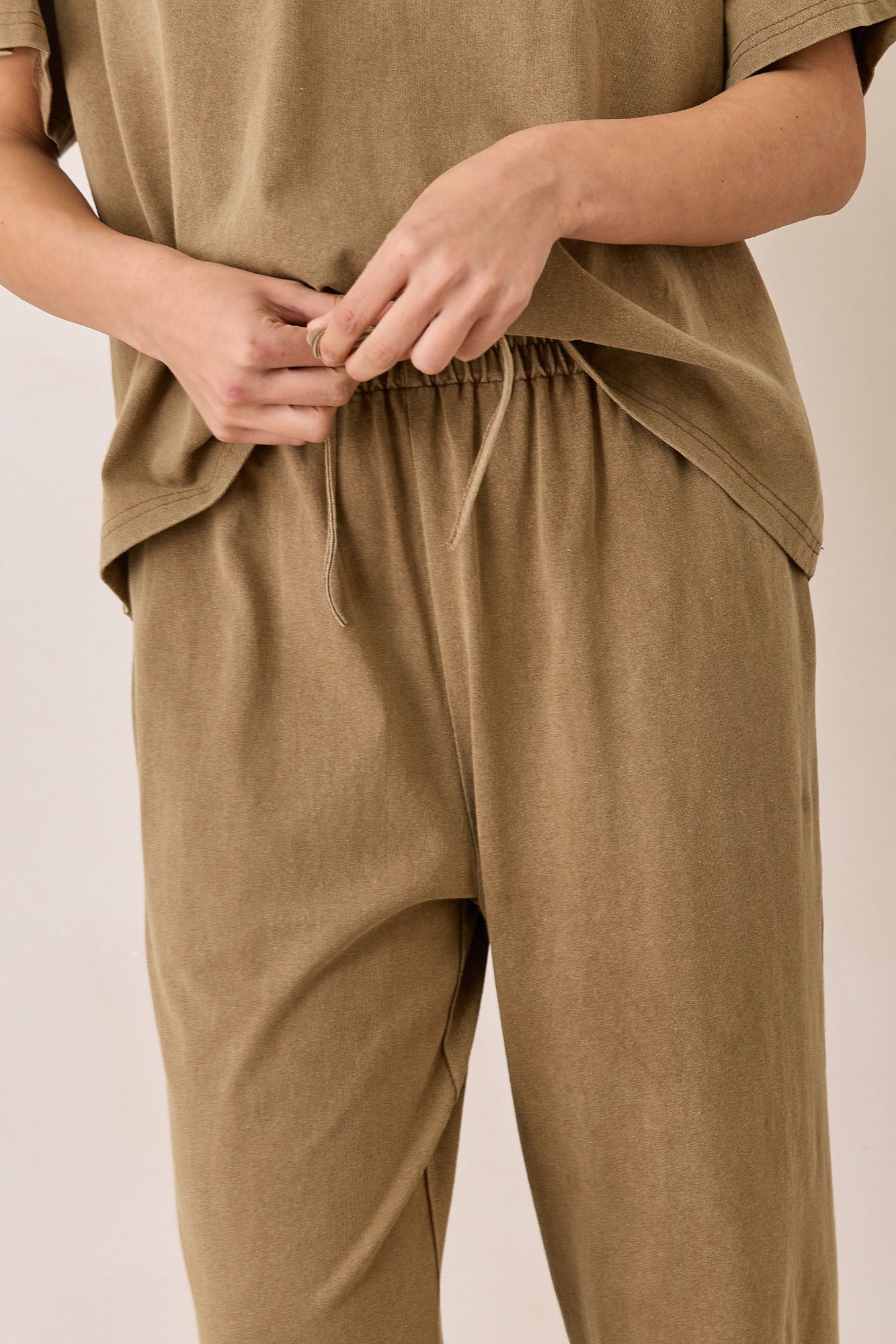 מכנסי מייקי וואש גזרה ישרה | חום