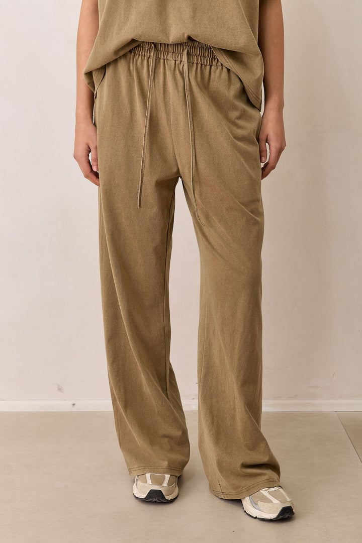 מכנסי מייקי וואש גזרה ישרה | חום