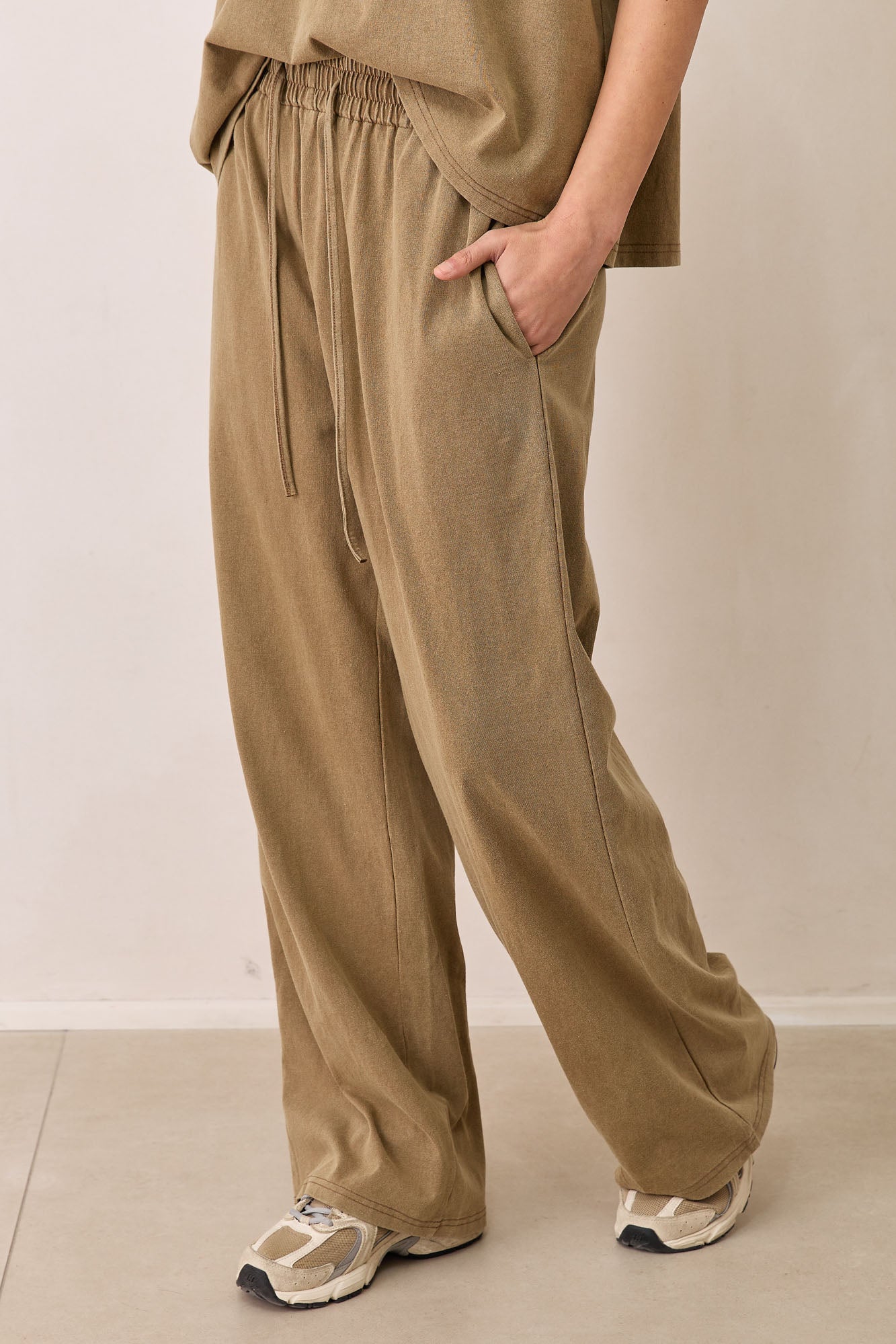 מכנסי מייקי וואש גזרה ישרה | חום